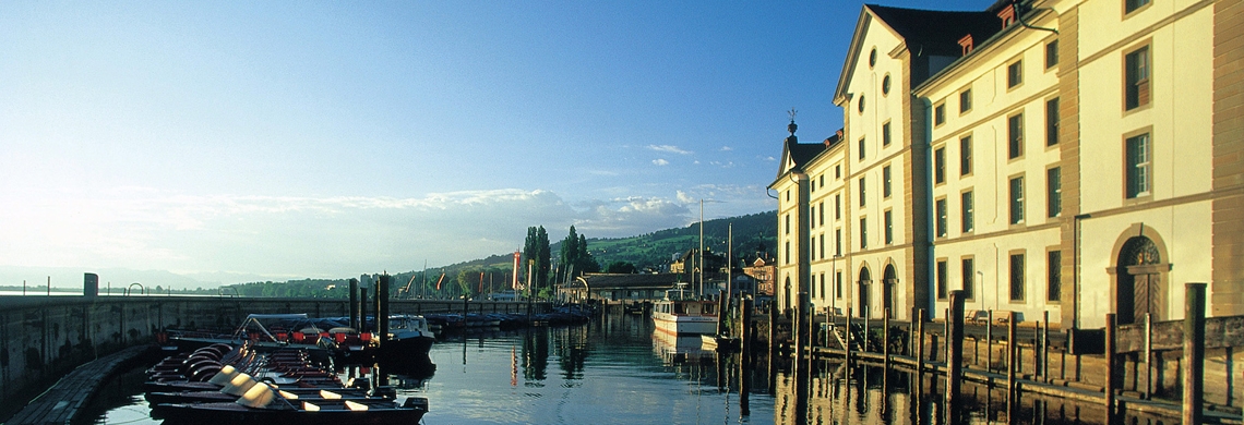 Symbolbild Tourismus: Kornhaus in Rorschach mit See